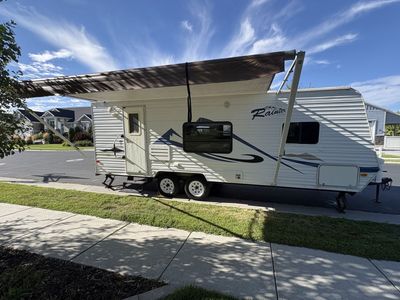 Clean 2009 Dutchmen Rainier 26’ Trailer with slide out and awning