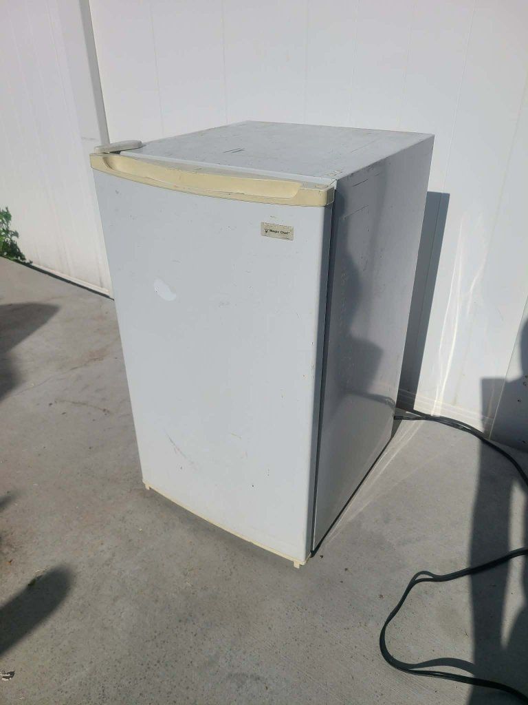 large mini fridge, magic chef