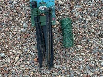 5 Plant Spikes & Twine