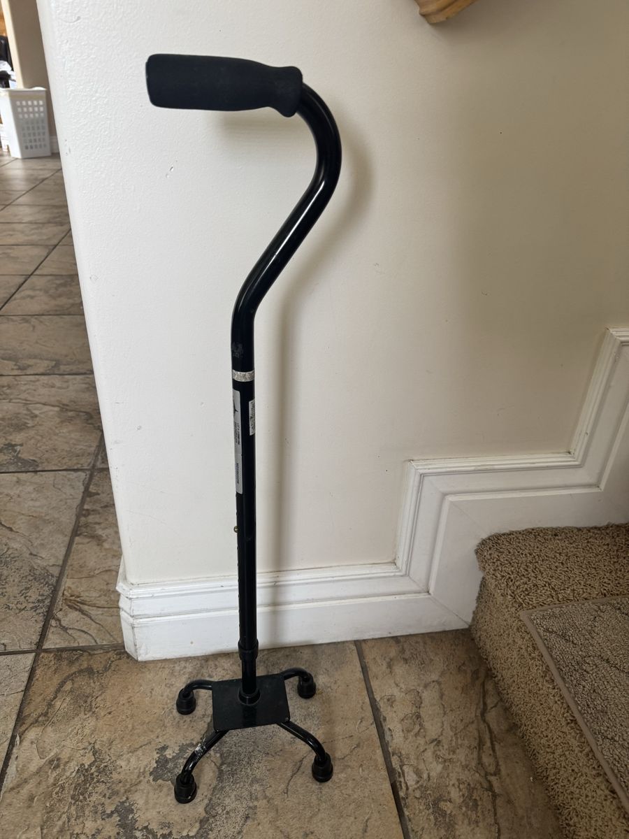 Adjustable quad walking cane