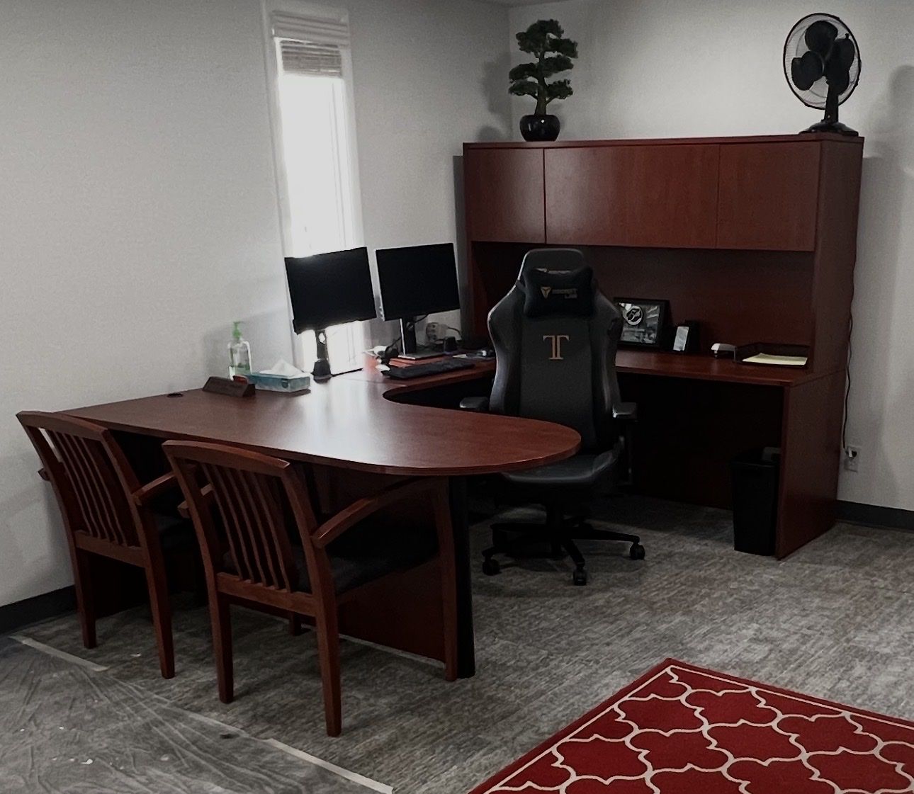 U Desk with Hutch