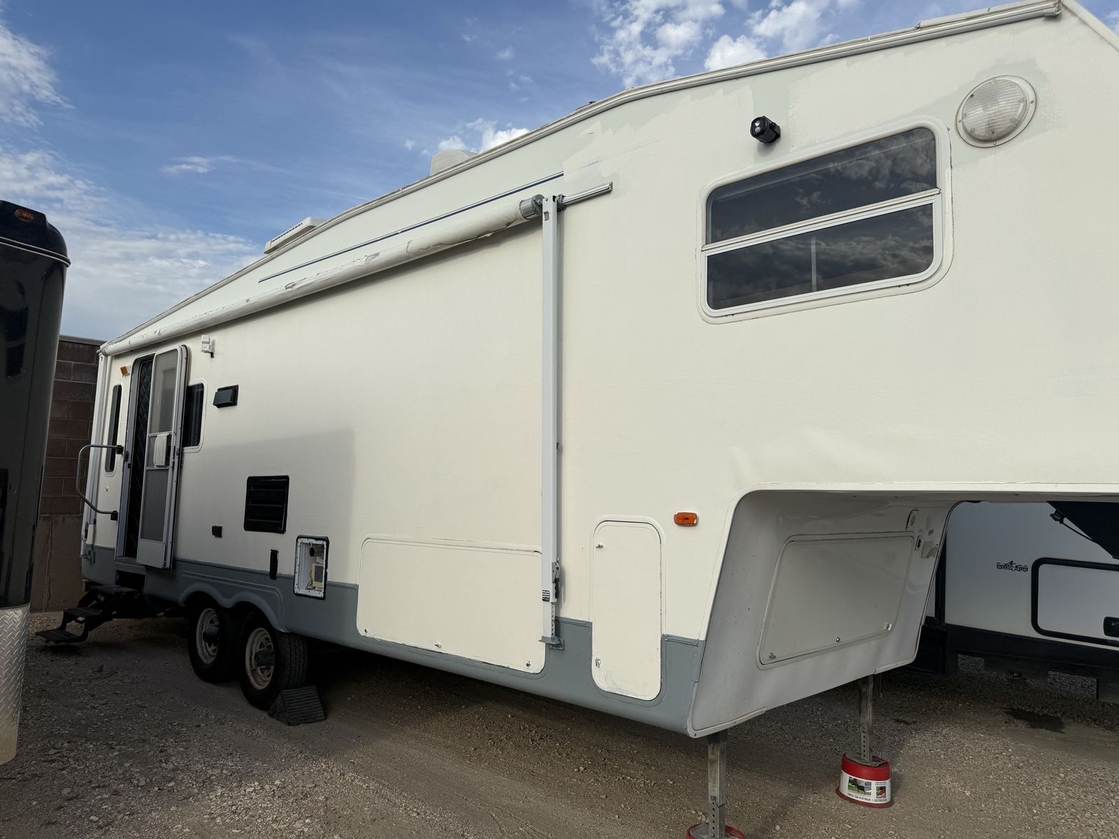 “2004 Cougar 5th Wheel – Fully Remodeled – New Fridge, Flooring, Shower”