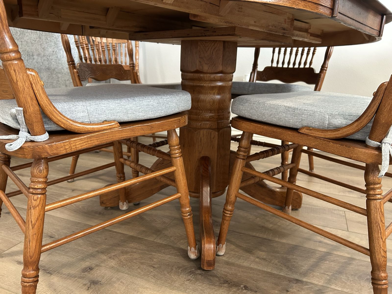 Oak Dining Table with 4 Chairs and Leaf - Pedestal Base - Extendable Oval/Round