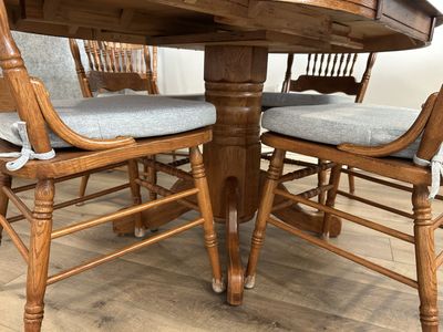 Oak Dining Table with 4 Chairs and Leaf - Pedestal Base - Extendable Oval/Round