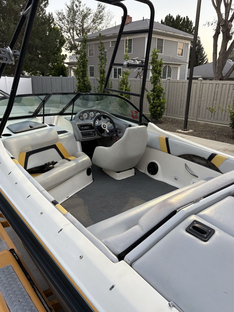 2001 Ski Centurion Ski & Wakeboard Boat with Wake Tower