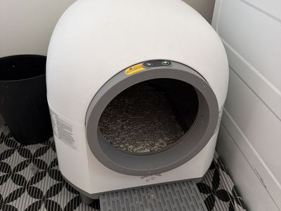 Self cleaning litterbox automatic