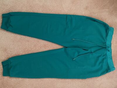 Mandala Scrubs Woman's 6 Jogger Pants size L Hunter Green $3.00 each