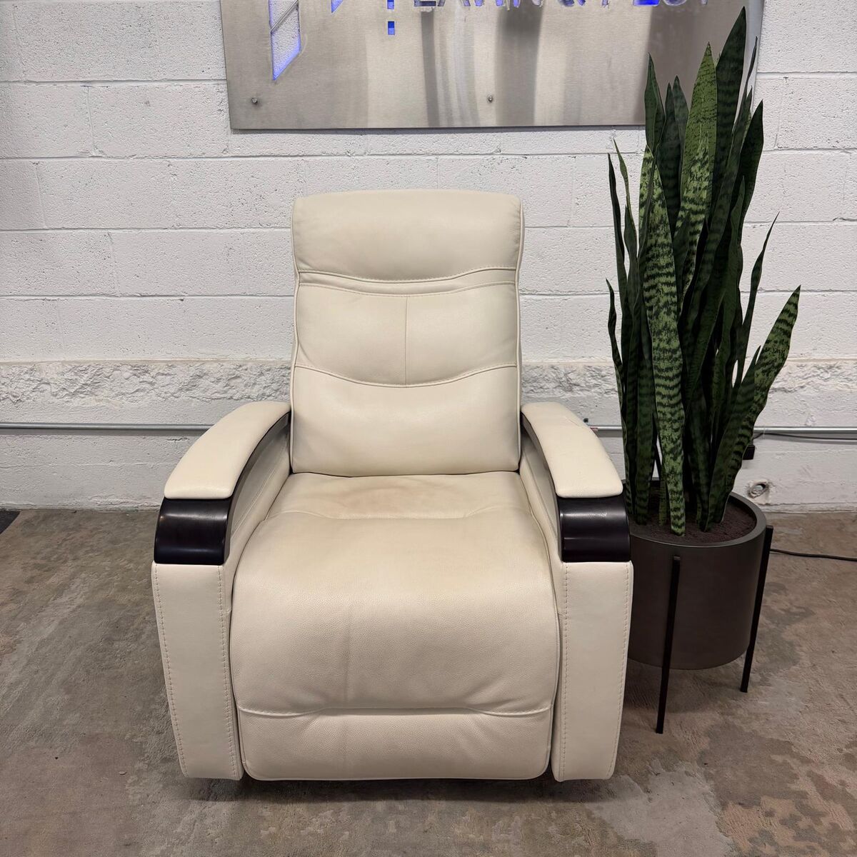 COSTCO CANMORE LEATHER POWER RECLINER W/ POWER HEADREST!!