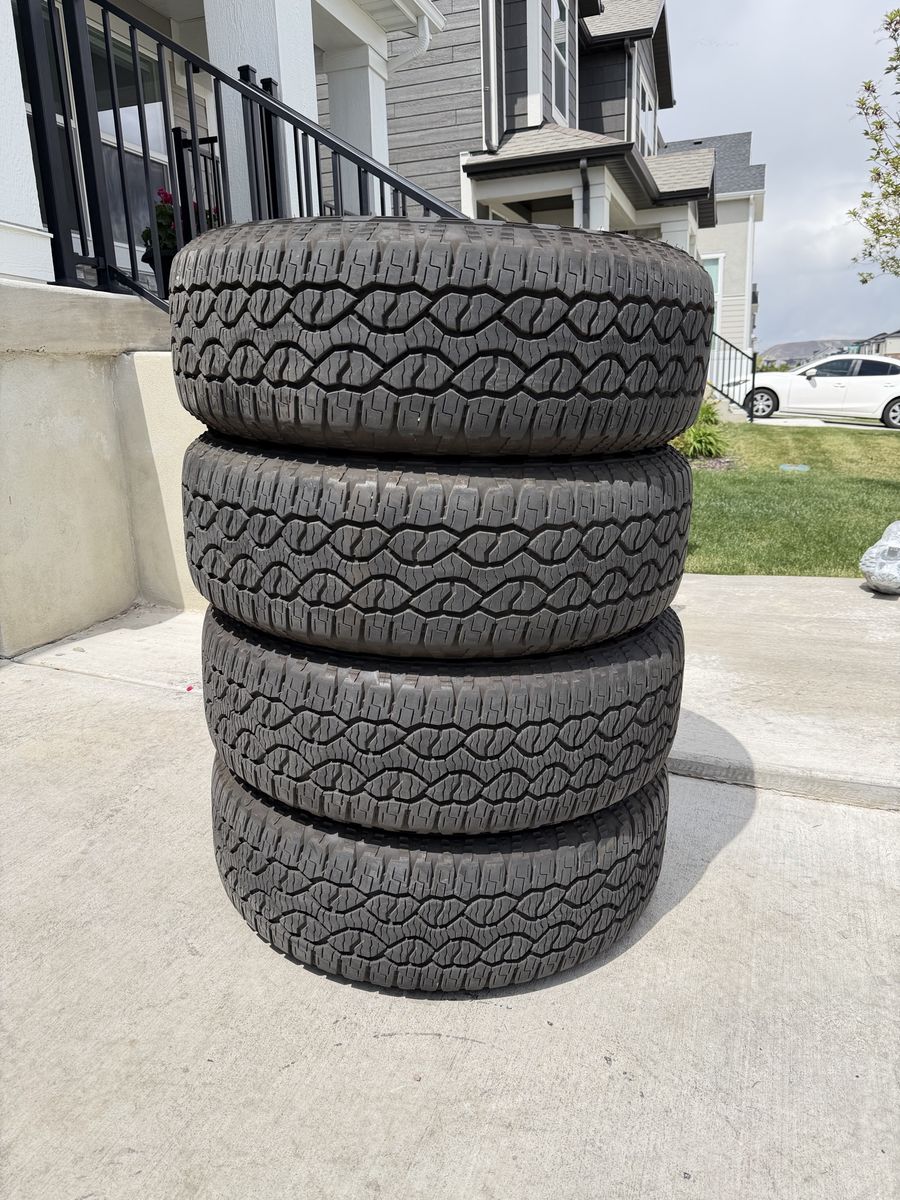 275/65R18 Goodyear Wrangler Territory AT like new