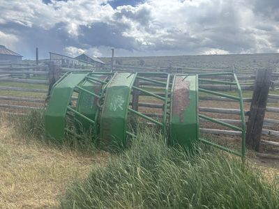 Collapsable round bale feeder