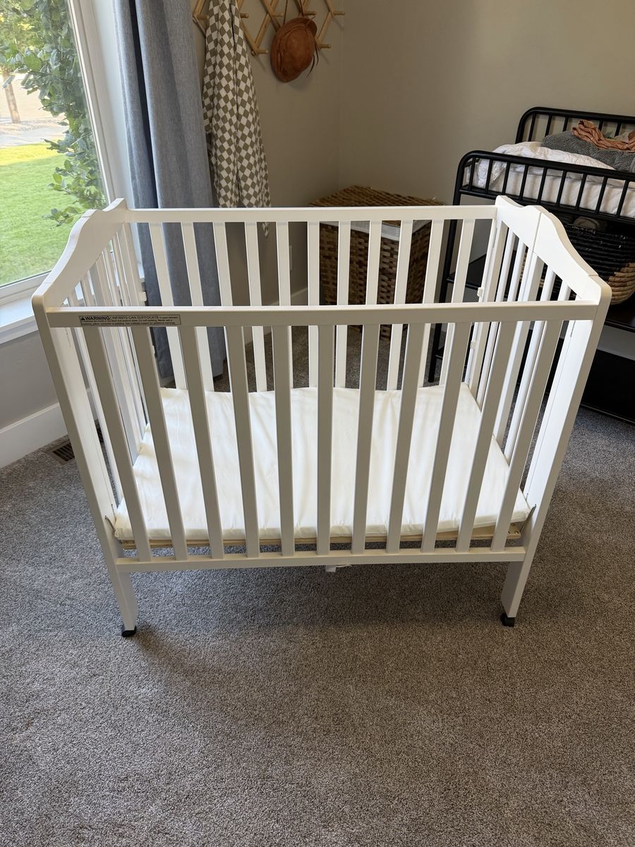 White Folding Portable Wooden Mini Baby Crib with Mattress Pad