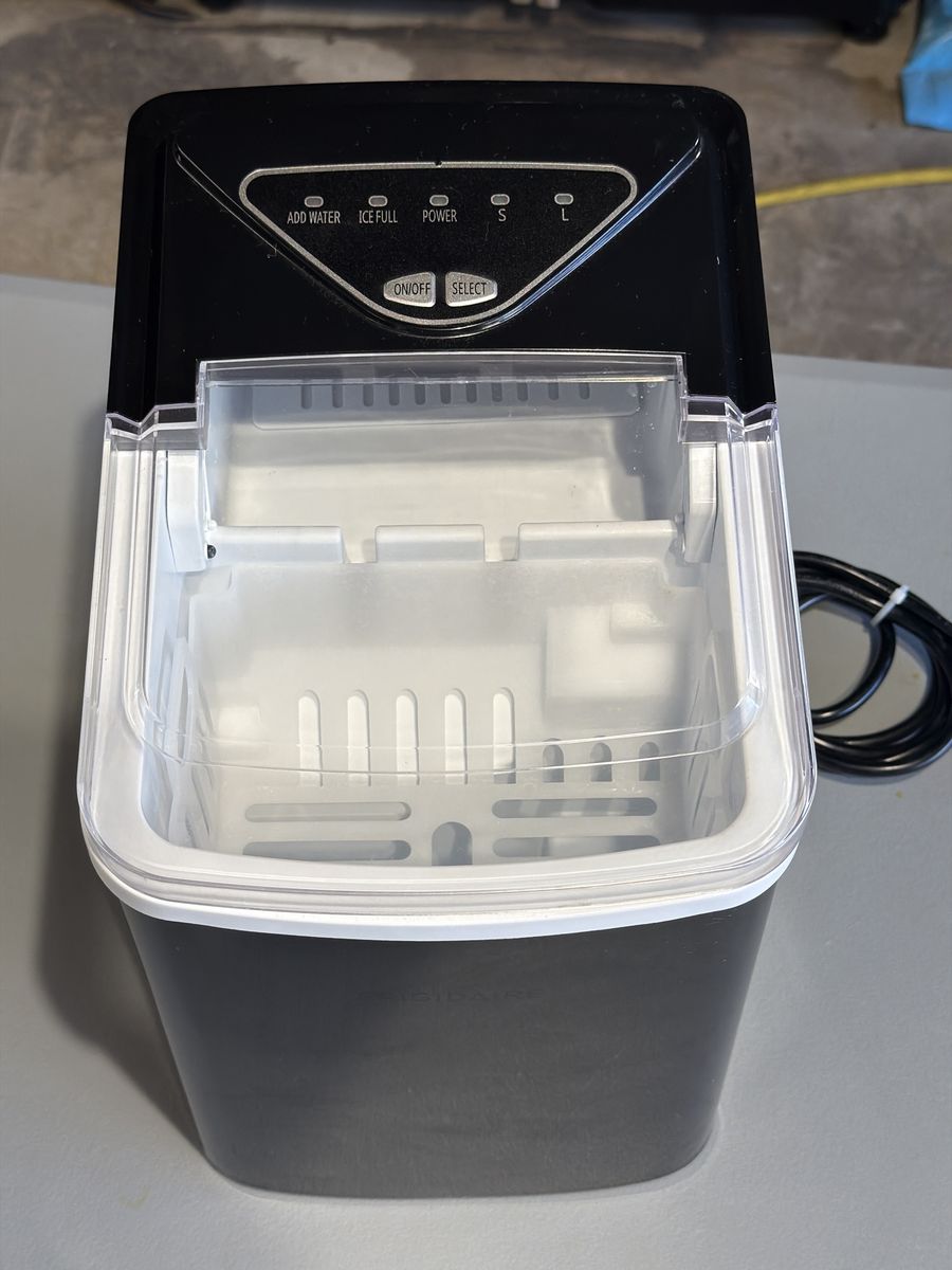 Frigidaire Countertop Ice Maker EFIC123-SSBLACK