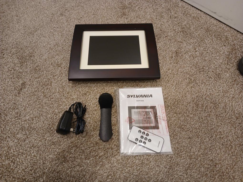 Sylvania 8" Digital Photo Frame SOPF808 with Remote, AC Adapter, and Manual