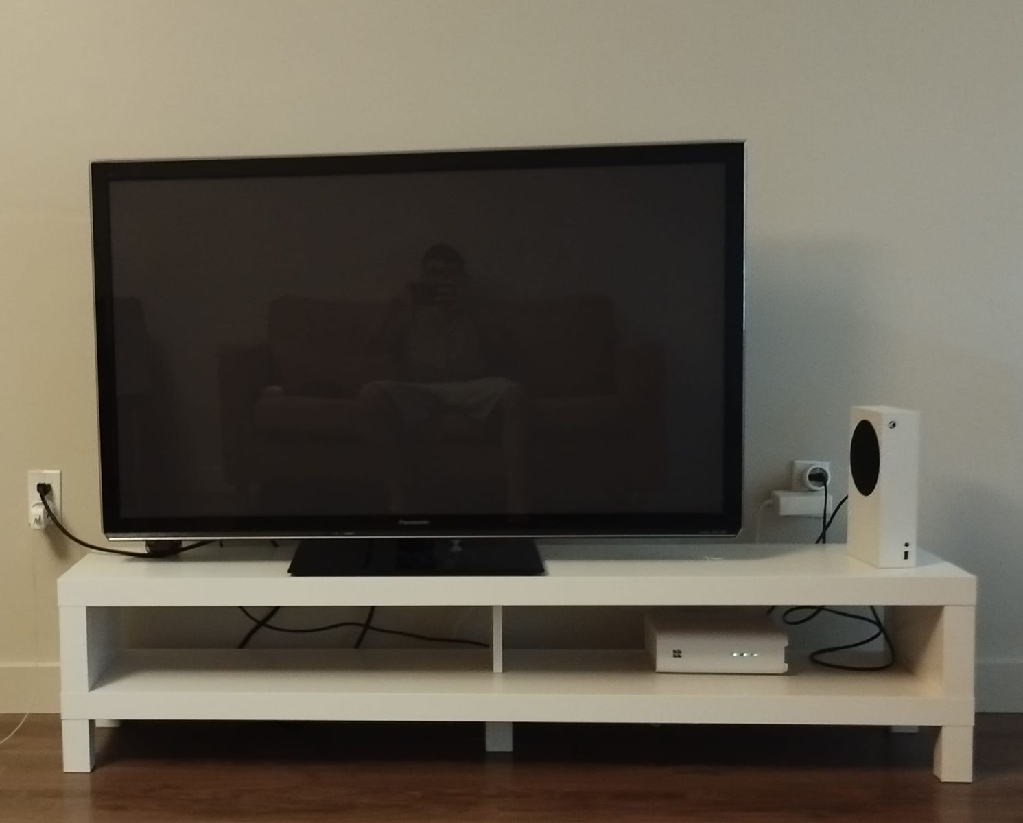 TV Stand(FREE TV INCLUDED)