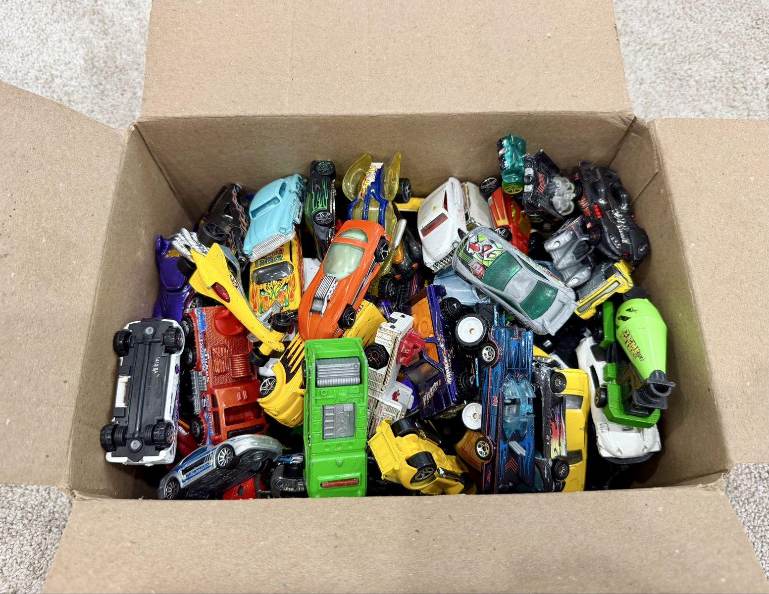 Large Lot of 114 Used Toy Diecast Cars and Trucks. Hot Wheels and Matchbox