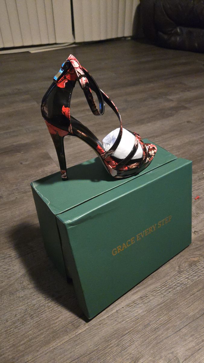 BRAND NEW IN BOX NEVER WORN