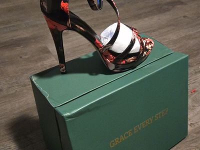 BRAND NEW IN BOX NEVER WORN