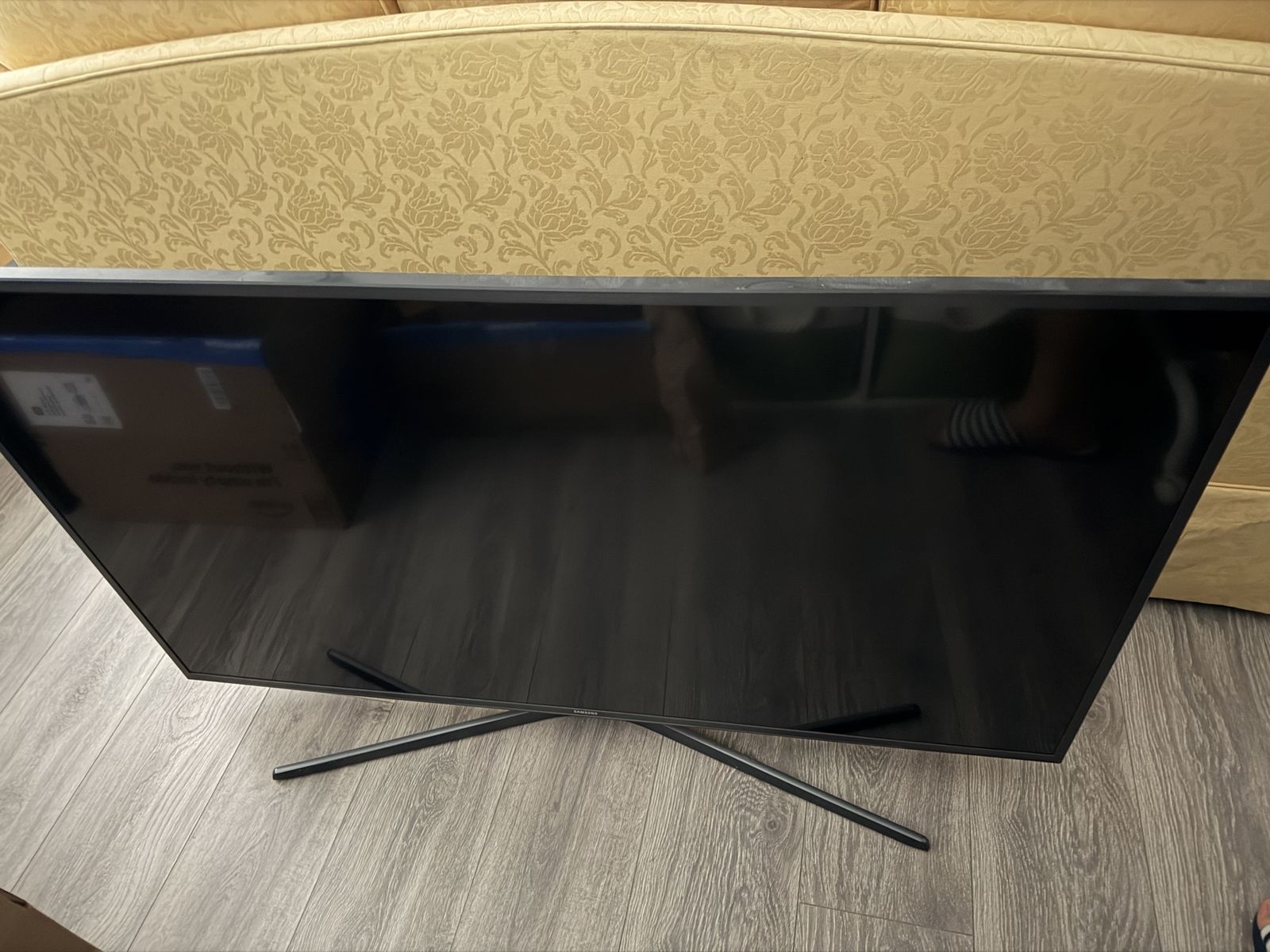 Samsung UN50MU6300 50-inch CRACKED TURNS ON