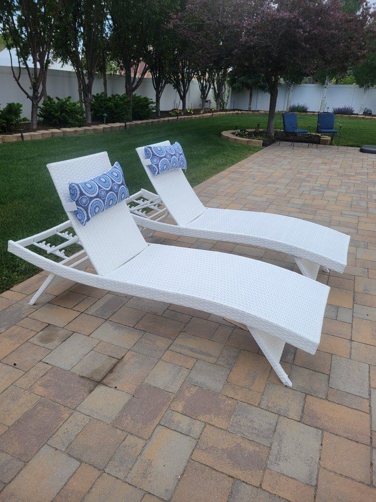 EDYO LIVING BestHomeChoice Set of 2 Wicker White Steel Frame Stationary Chaise Lounge Chair with Woven Seat.