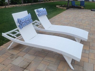 EDYO LIVING BestHomeChoice Set of 2 Wicker White Steel Frame Stationary Chaise Lounge Chair with Woven Seat.