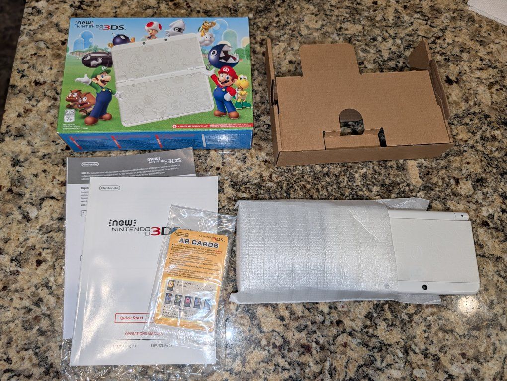 New Nintendo 3DS Super Mario White Edition (Black Friday Limited) - CIB / Excellent Condition