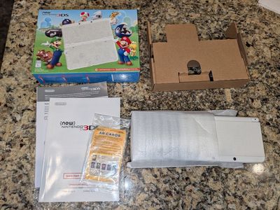 New Nintendo 3DS Super Mario White Edition (Black Friday Limited) - CIB / Excellent Condition