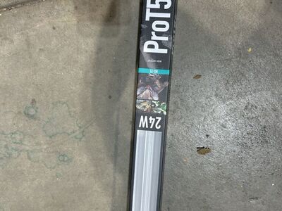 Arcadia UVB bulb And Lamp