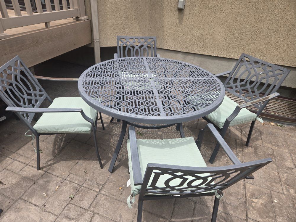 Outdoor Patio Dining Set - Metal Table & 4 Chairs w/ Cushions, Grey Geometric Design