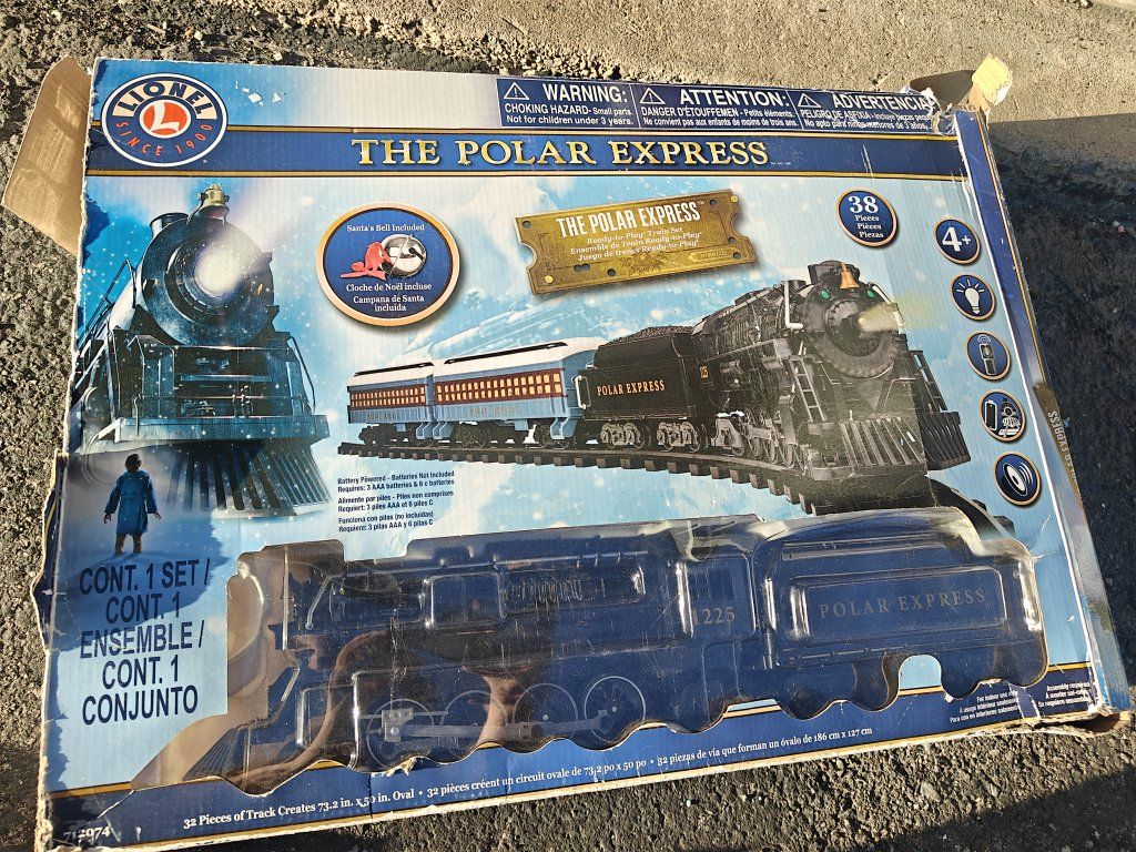 Lionel The Polar Express Electric O-Gauge Model Train Set, 38 Pcs, Complete Christmas Set