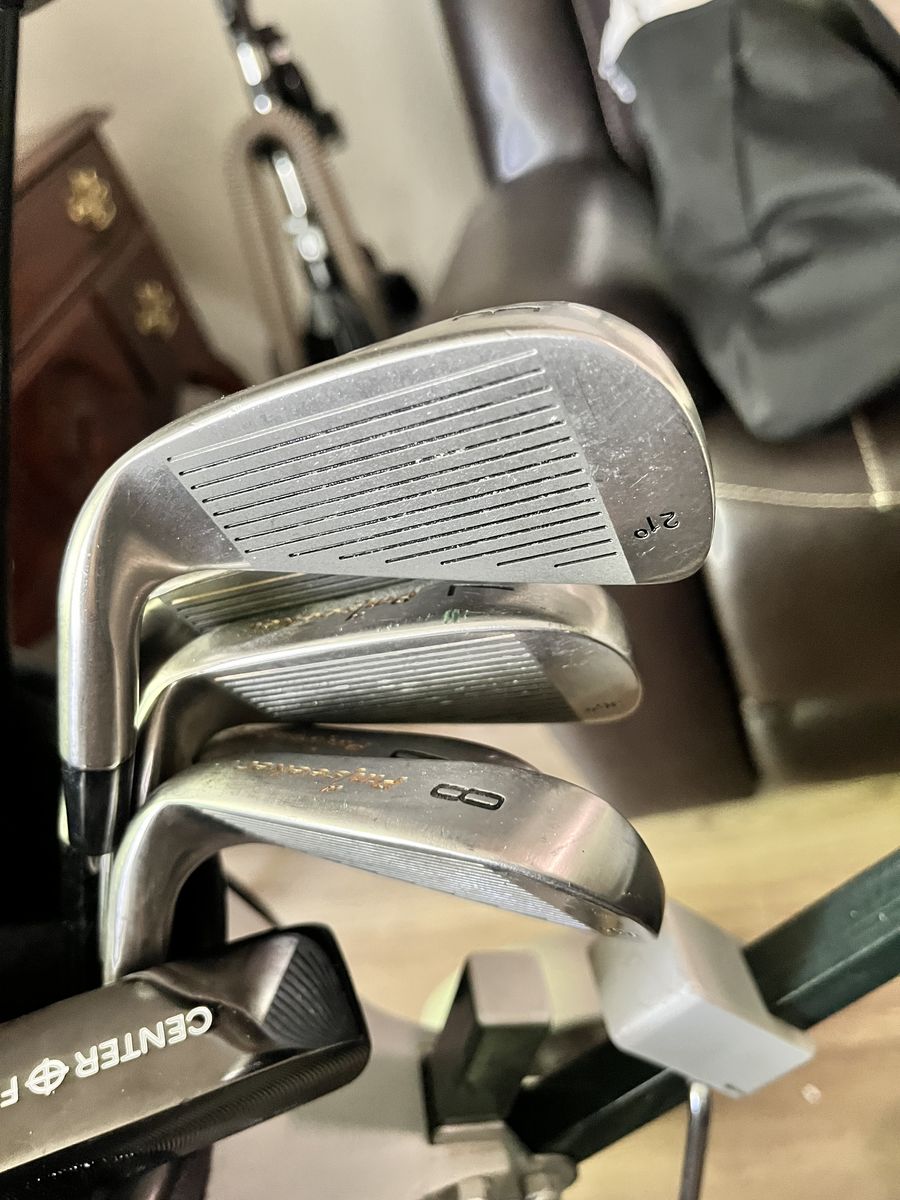 Golf club stand golf balls