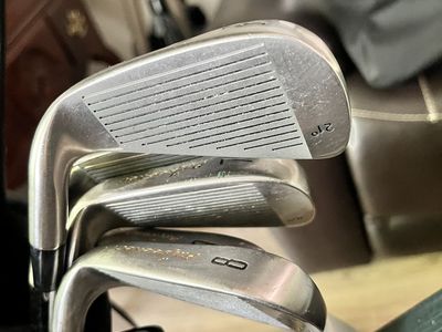 Golf club stand golf balls