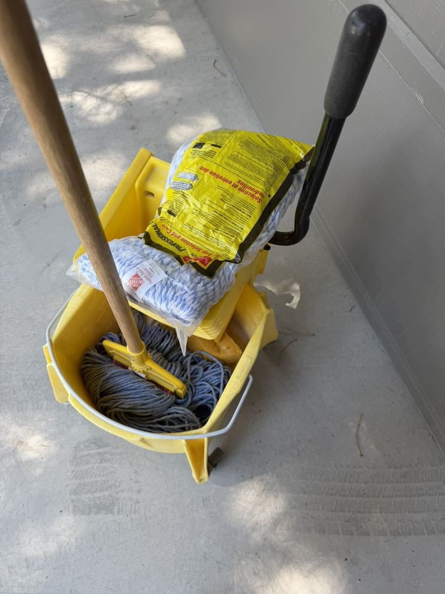 Rubbermaid Commercial Yellow Mop Bucket with Wringer and extra New Mop Head