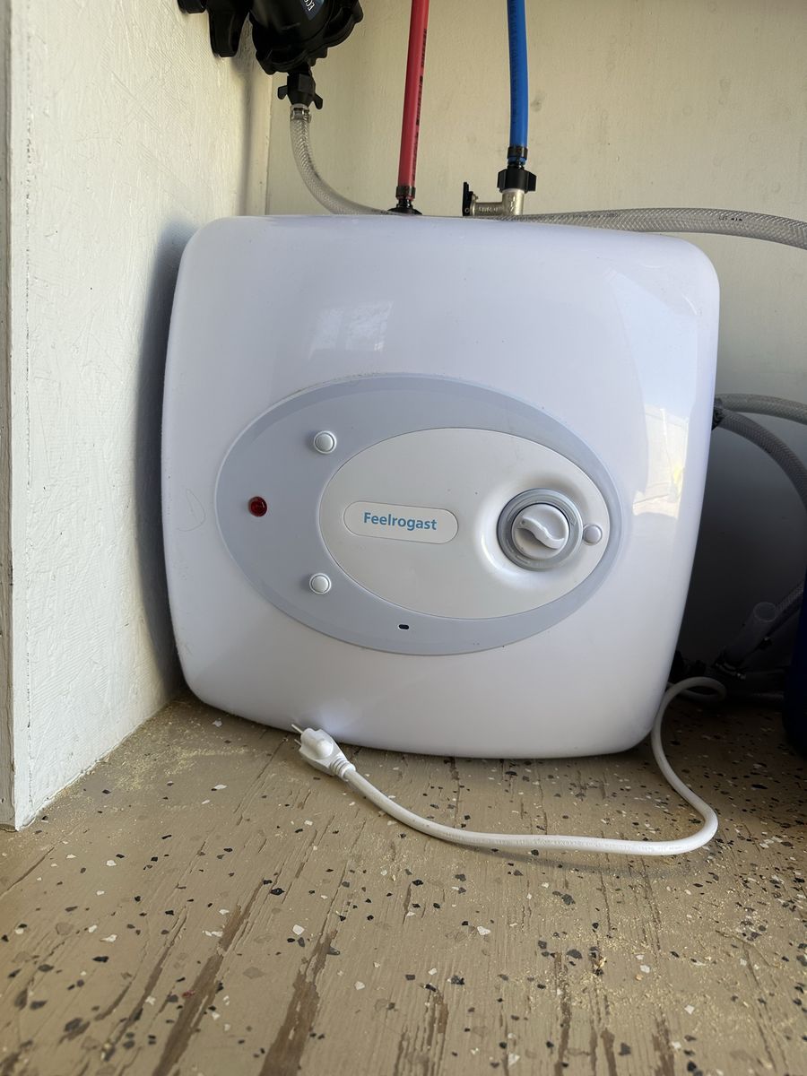 RV/Trailer Water Heater (8 Gallon Tank)