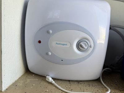 RV/Trailer Water Heater (8 Gallon Tank)