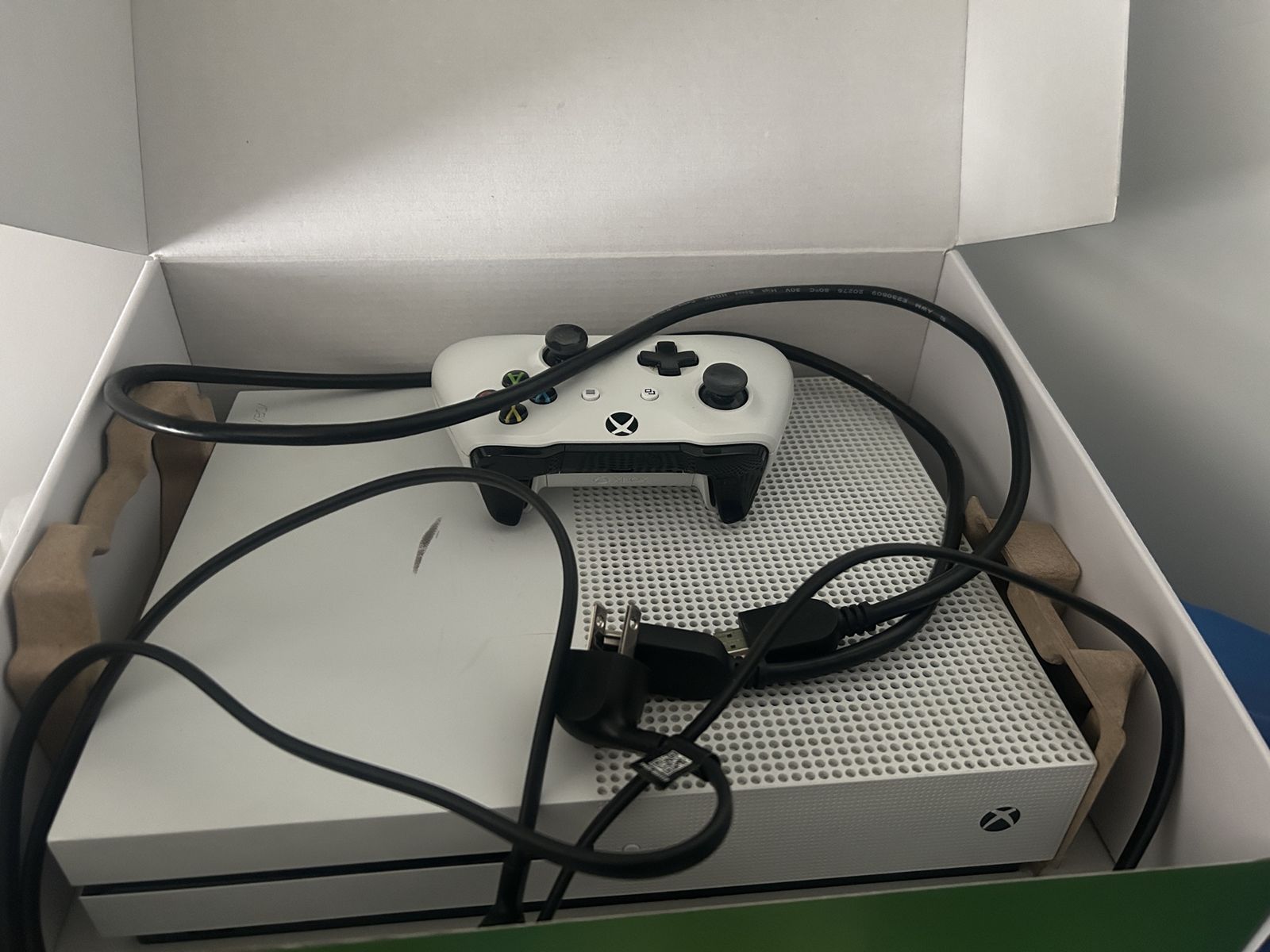 Microsoft Xbox One S 500GB Console White with Controller and Cables