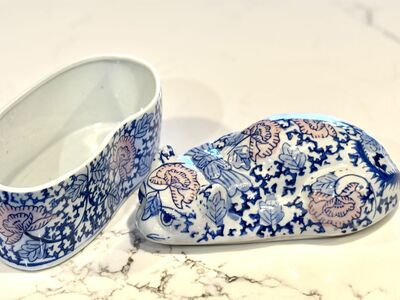 Beautiful vintage Chinoiserie porcelain cat trinket or jewelry box, dish ceramic