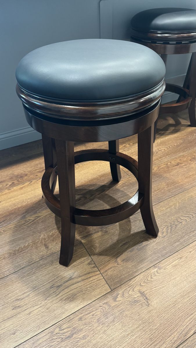 3 Woden height stools, very good contition