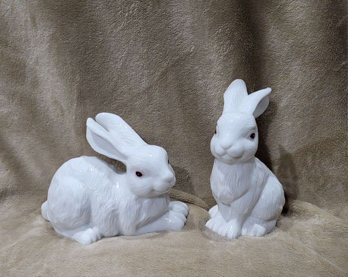 **VINTAGE FIGURINE SET OF 2**