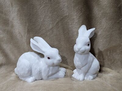 **VINTAGE FIGURINE SET OF 2**