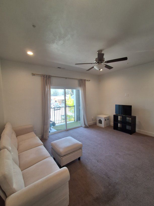 Looking for a tenant to rent out a room in my nice sweet clean condo. 800$ A month utilities included.