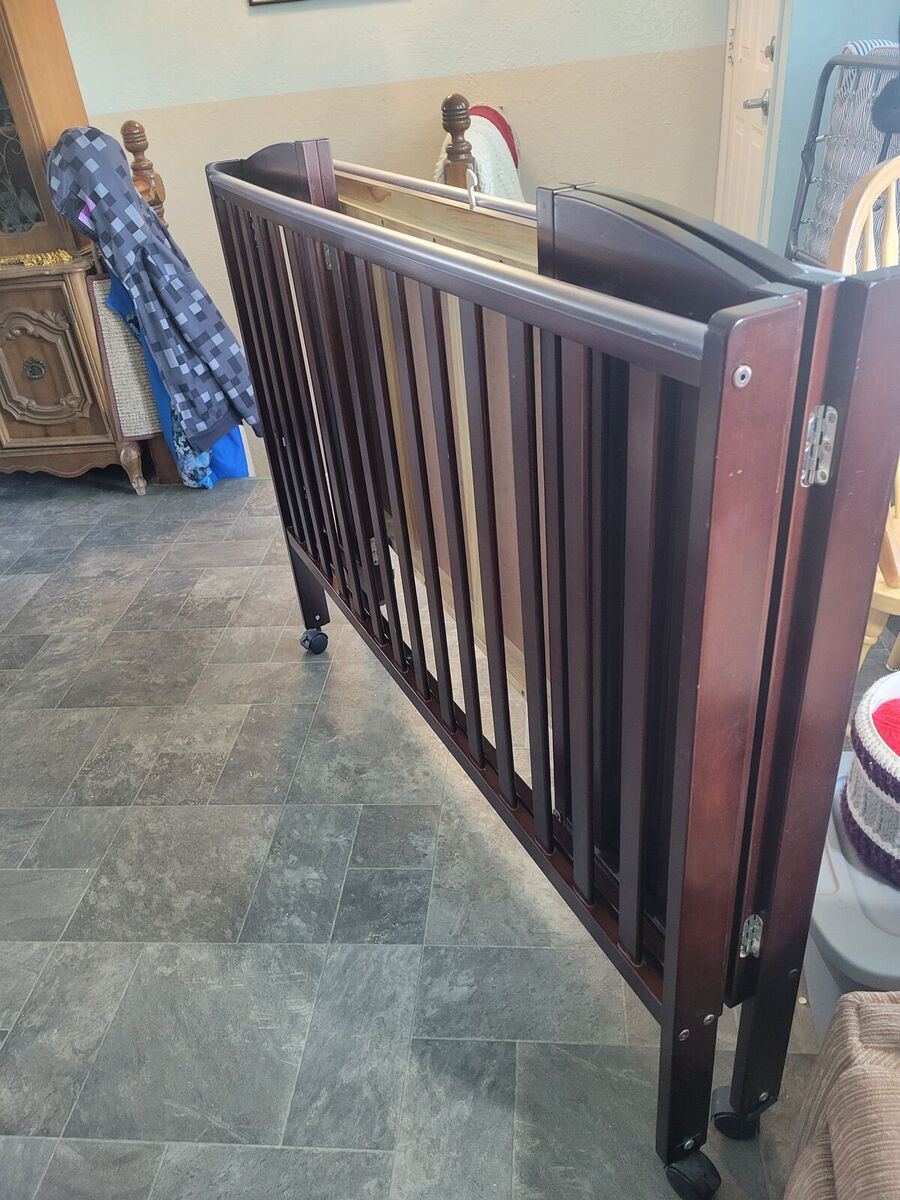 Folding crib