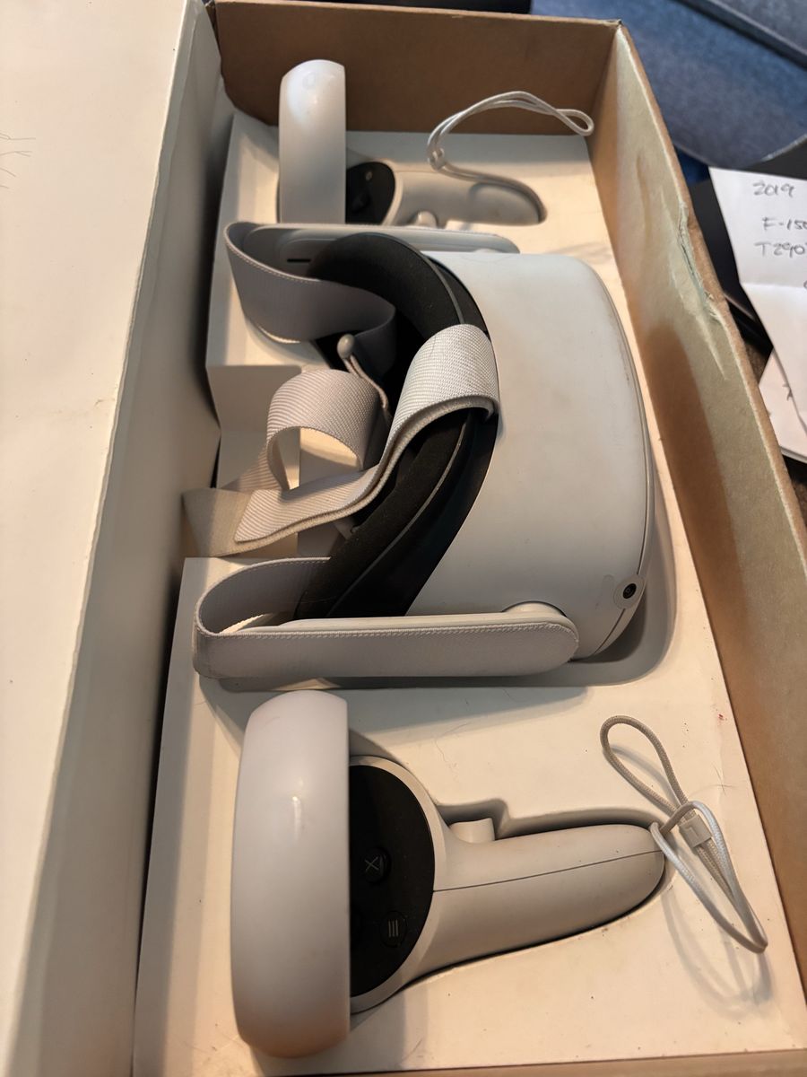 Oculus quest 2 vr headset in beat up box