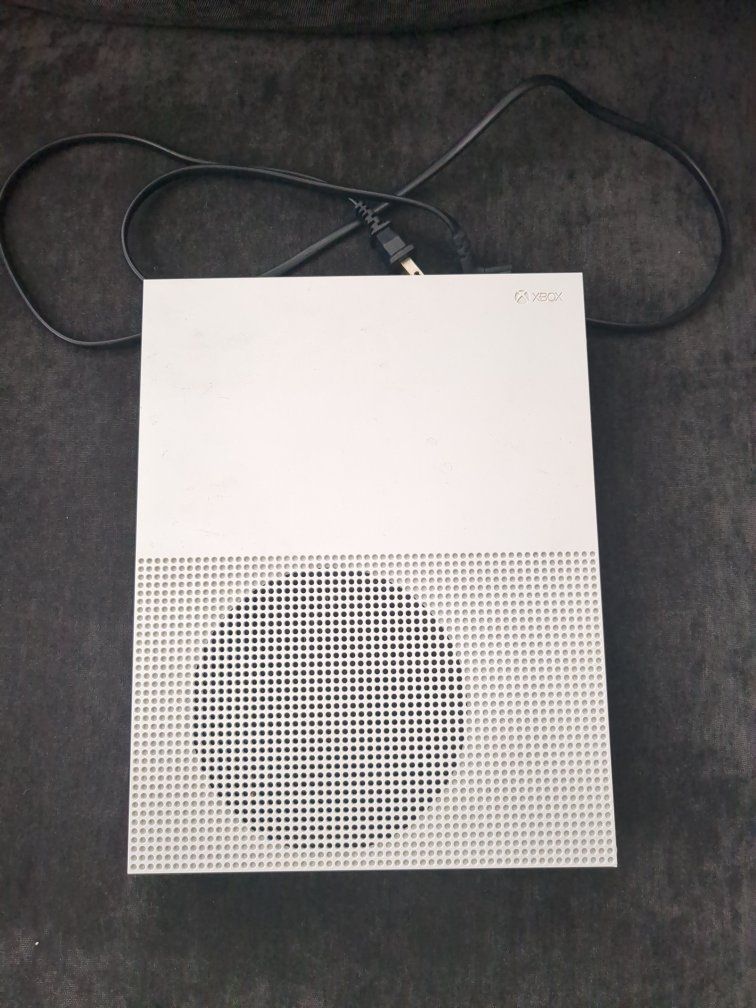 Microsoft Xbox One S 500GB All-Digital Console - White (Used).
no controller