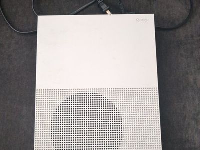 Microsoft Xbox One S 500GB All-Digital Console - White (Used).
no controller