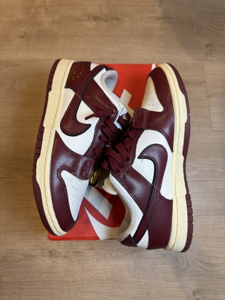 NIKE DUNK LOW