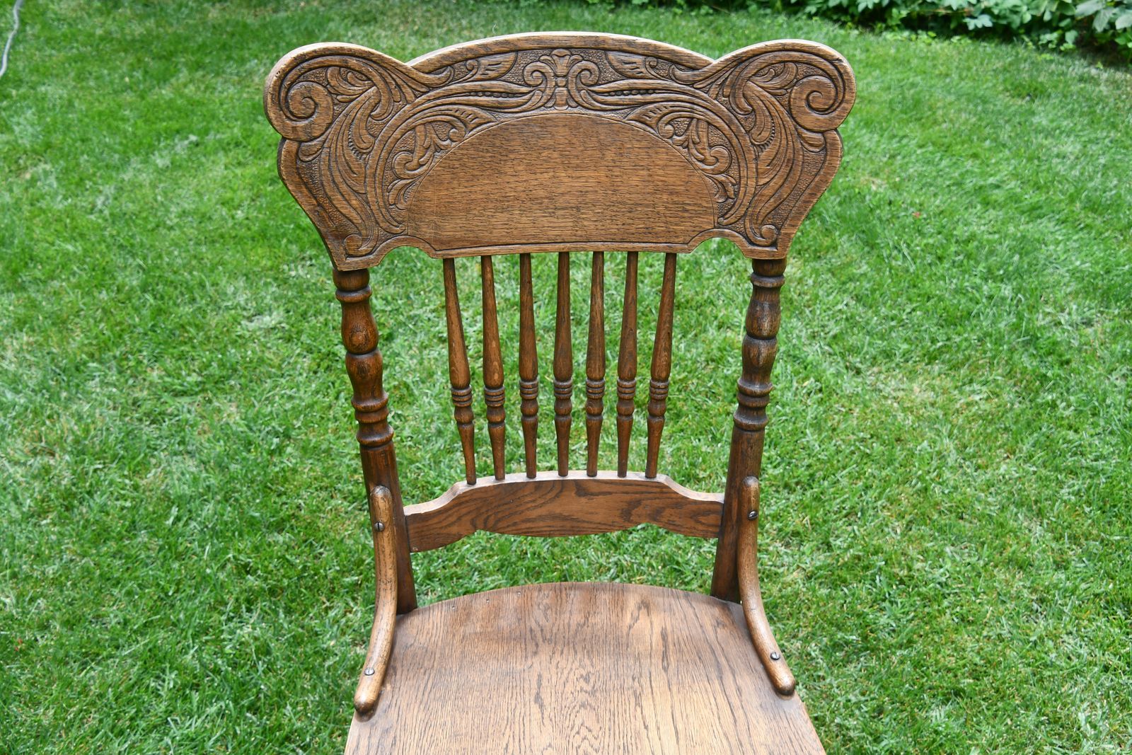 VINTGE WOODEN CHAIR ~ HEIGHT 40" ~ PRETTY DESIGN
