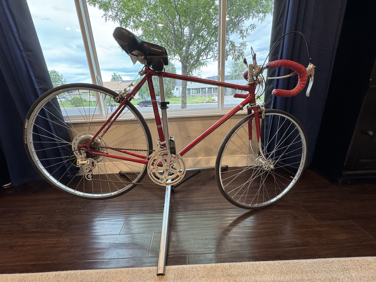Vintage Steel Road Bike – Smooth, Lightweight & Ready to Ride