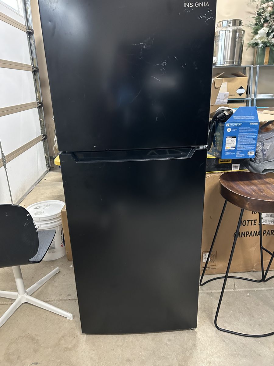 Insignia Top-Freezer Refrigerator – Black