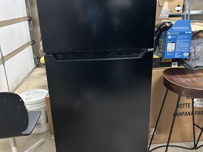Insignia Top-Freezer Refrigerator – Black