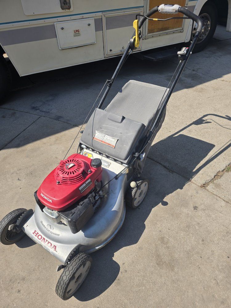 Honda Hrr216vxa self propelled lawnmower